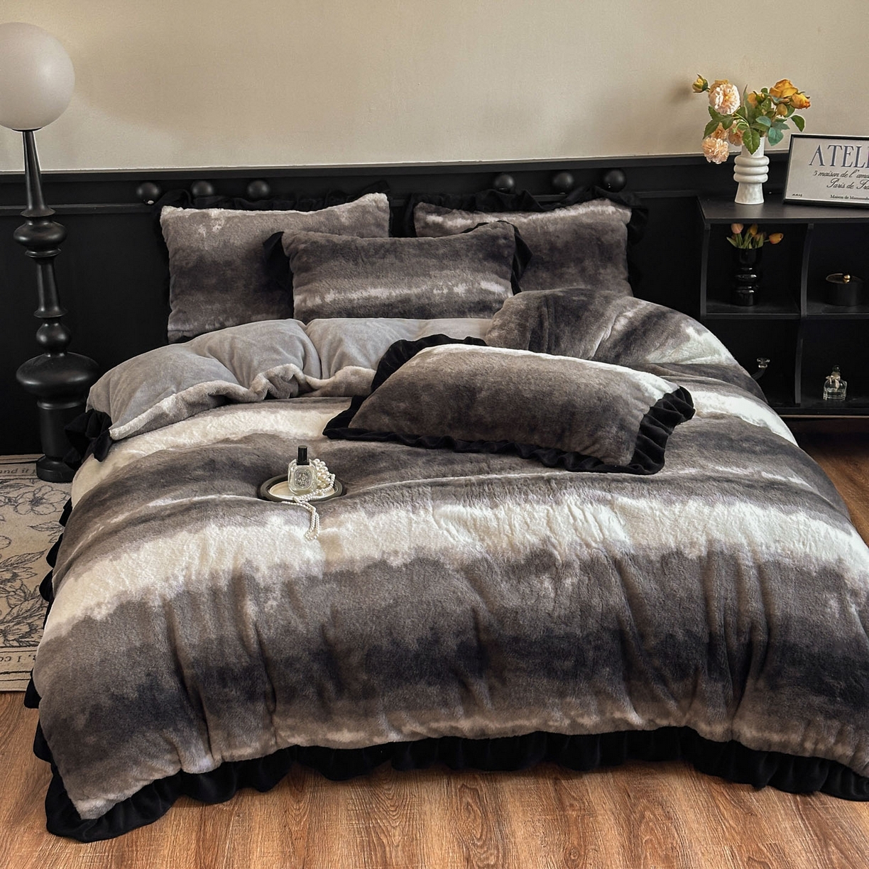 91家纺网 家纺一手货源 找家纺 晚爱家居  2025新款韩版黑色花边美拉德兔毛绒四件套高克重皮草兔绒牛奶绒四件套 极简