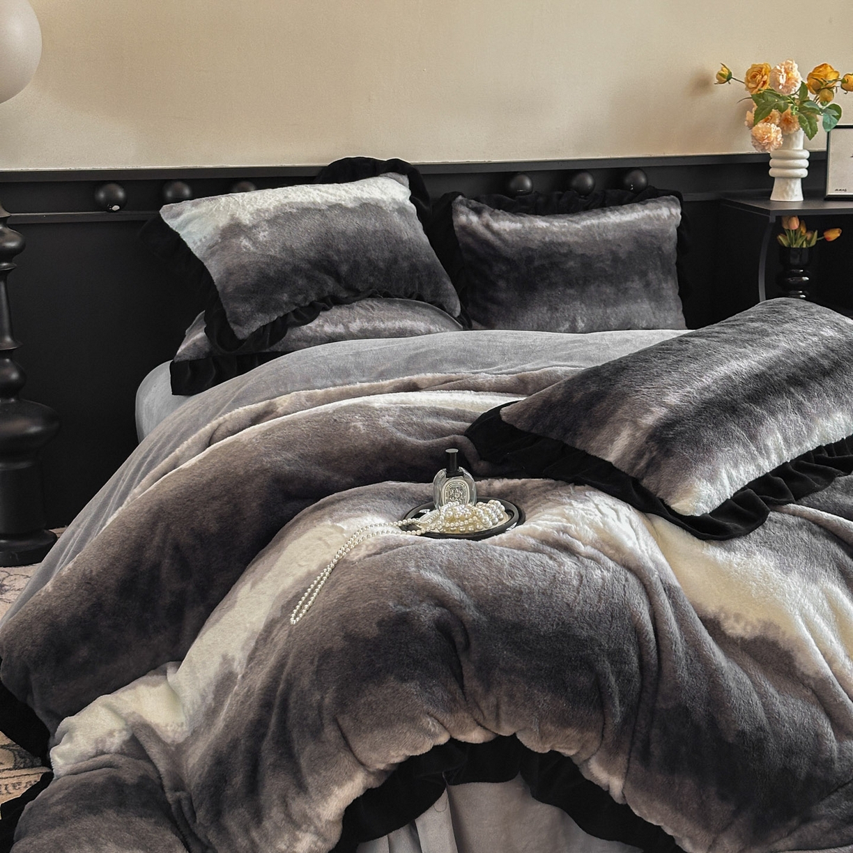 91家纺网 家纺一手货源 找家纺 晚爱家居  2025新款韩版黑色花边美拉德兔毛绒四件套高克重皮草兔绒牛奶绒四件套 极简