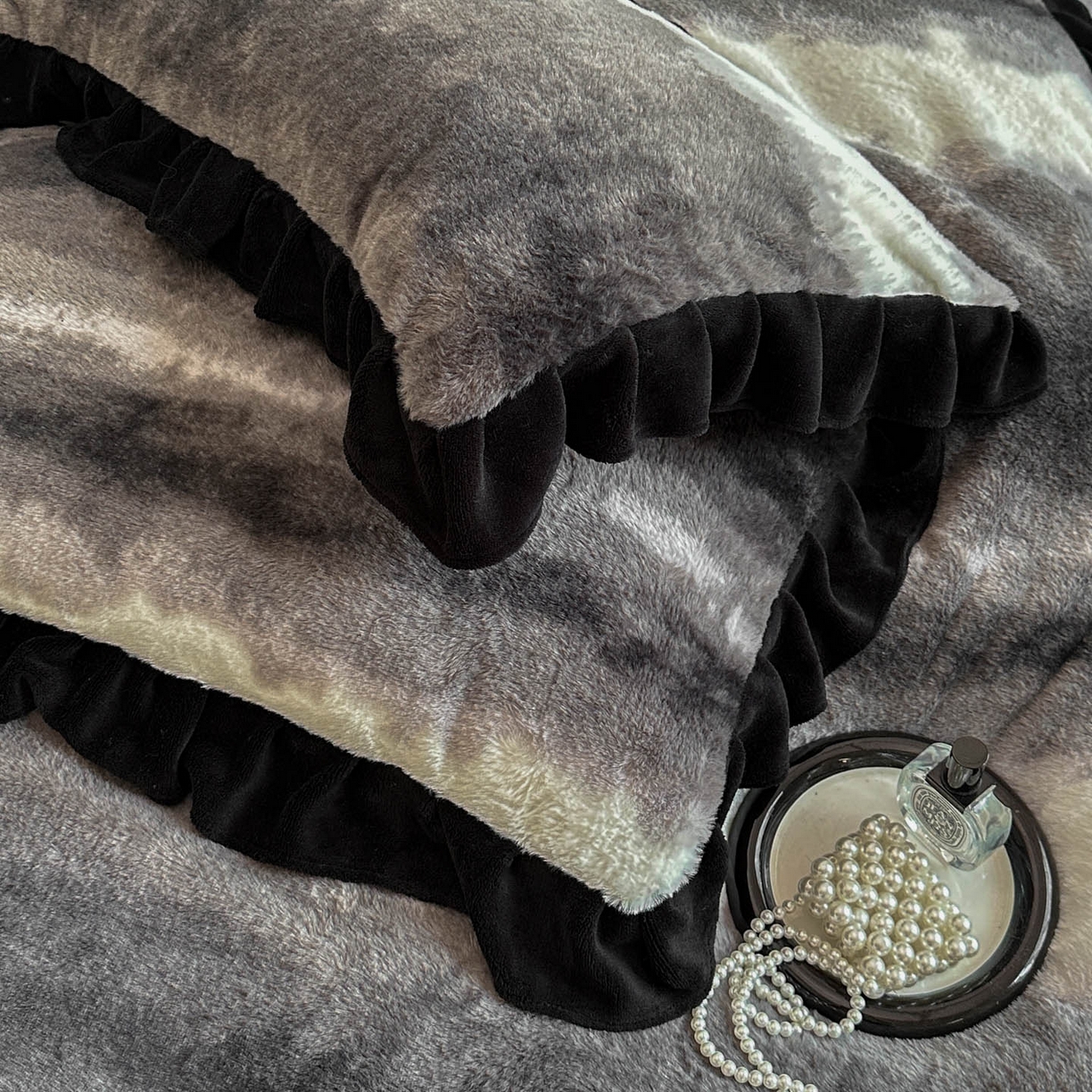 91家纺网 家纺一手货源 找家纺 晚爱家居  2025新款韩版黑色花边美拉德兔毛绒四件套高克重皮草兔绒牛奶绒四件套 极简