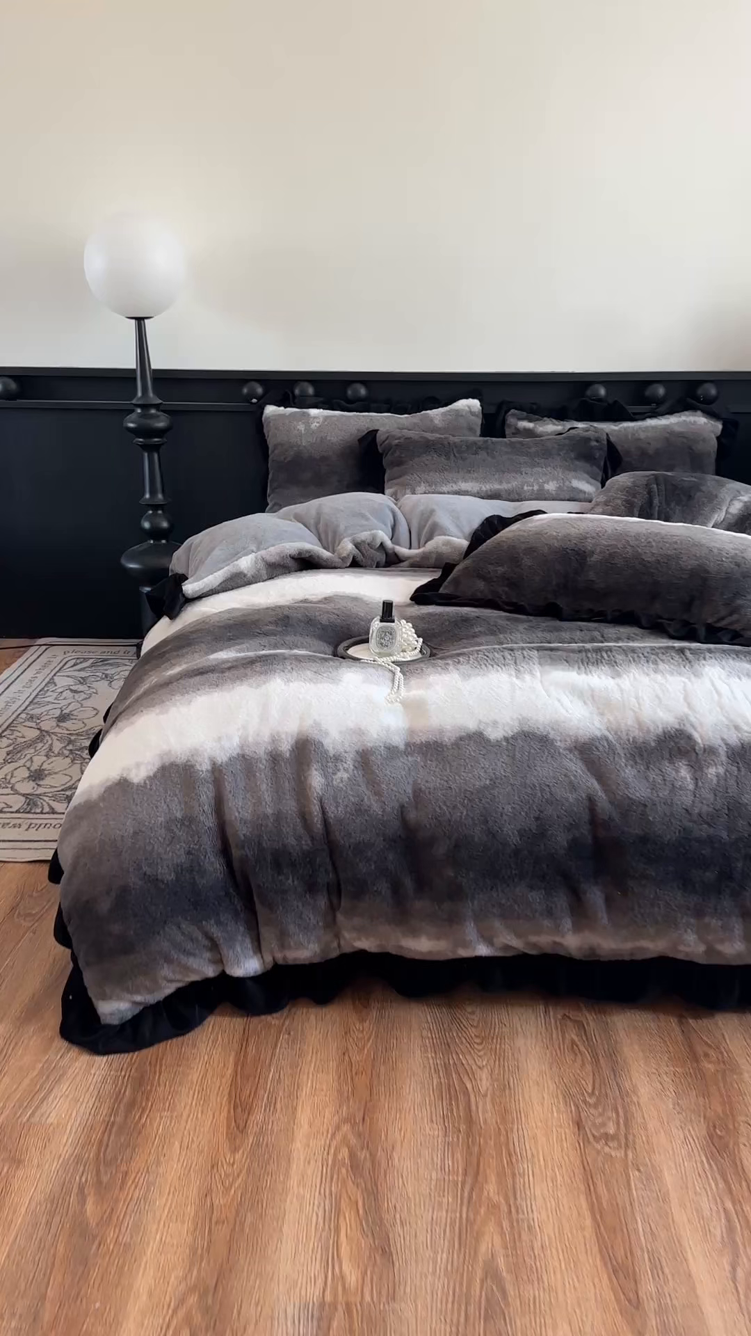 91家纺网 家纺一手货源 找家纺 晚爱家居  2025新款韩版黑色花边美拉德兔毛绒四件套高克重皮草兔绒牛奶绒四件套 极简