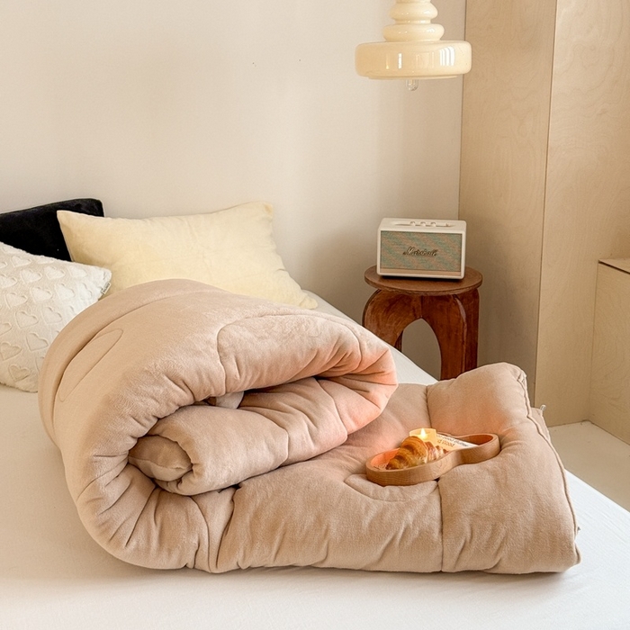 91家纺网 家纺一手货源 找家纺 申龙家纺 2025新款牛奶绒冬被 卡其