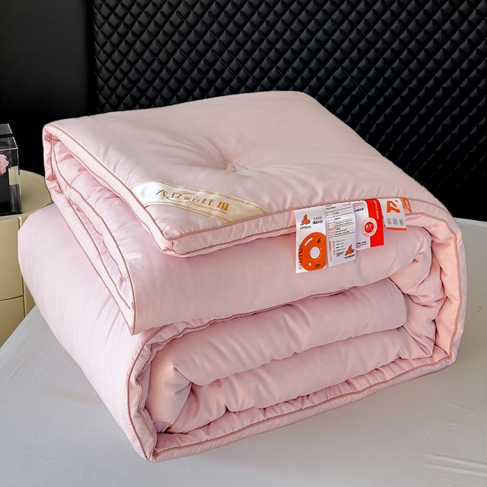 91家纺网 家纺一手货源 找家纺 置顶家纺 2024新款贡缎提花大豆纤维被子被芯--实拍图 串串格-果粉