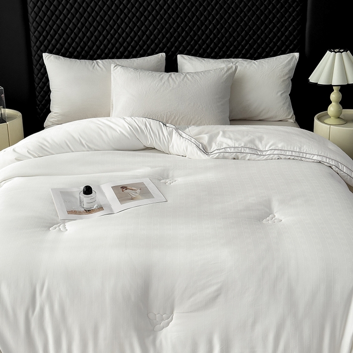 91家纺网 家纺一手货源 找家纺 置顶家纺 2024新款贡缎提花大豆纤维被子被芯--实拍图 串串格-大气白色