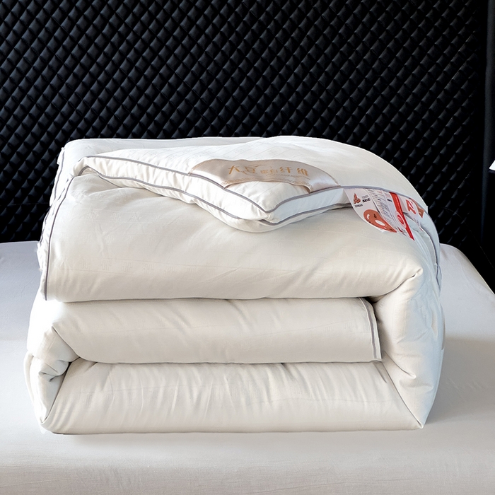 91家纺网 家纺一手货源 找家纺 置顶家纺 2024新款贡缎提花大豆纤维被子被芯--实拍图 串串格-大气白色