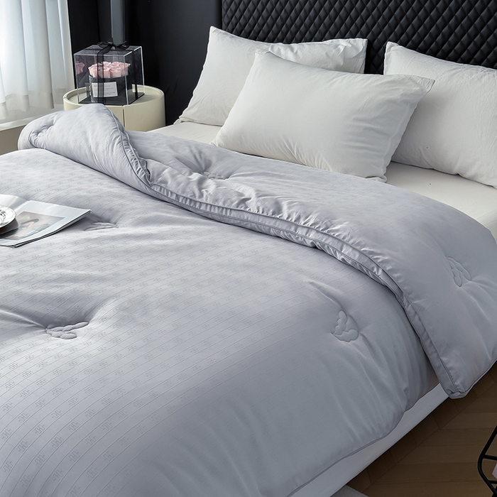 91家纺网 家纺一手货源 找家纺 置顶家纺 2024新款贡缎提花大豆纤维被子被芯--实拍图 串串格-经典灰