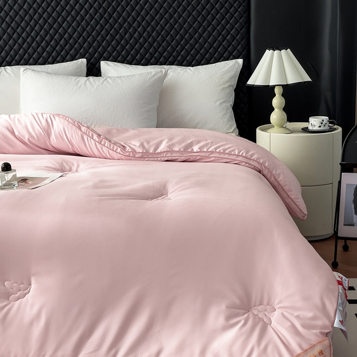 91家纺网 家纺一手货源 找家纺 置顶家纺 2024新款贡缎提花大豆纤维被子被芯--实拍图 串串格-果粉