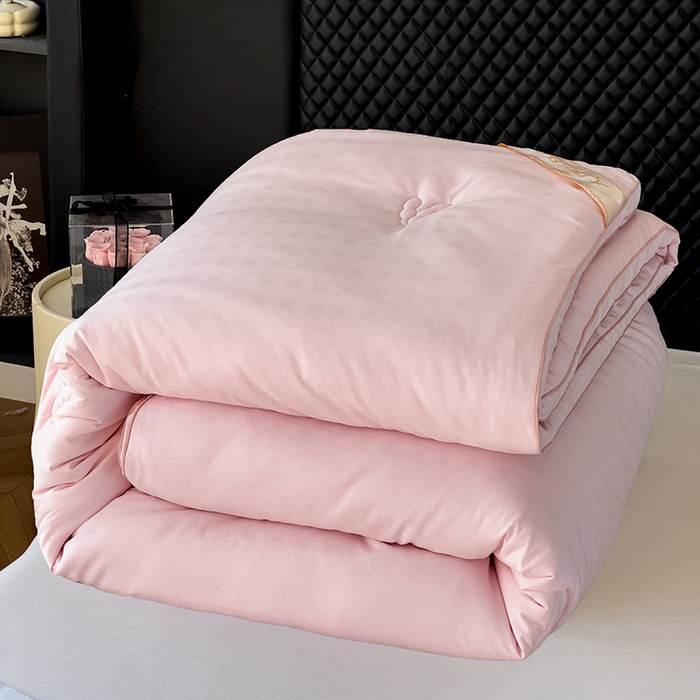 91家纺网 家纺一手货源 找家纺 置顶家纺 2024新款贡缎提花大豆纤维被子被芯--实拍图 串串格-果粉