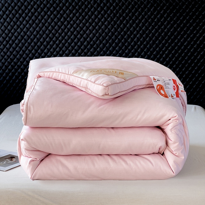 91家纺网 家纺一手货源 找家纺 置顶家纺 2024新款贡缎提花大豆纤维被子被芯--实拍图 串串格-果粉