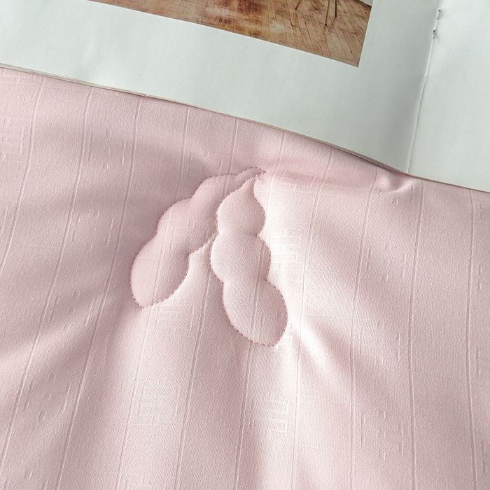 91家纺网 家纺一手货源 找家纺 置顶家纺 2024新款贡缎提花大豆纤维被子被芯--实拍图 串串格-果粉