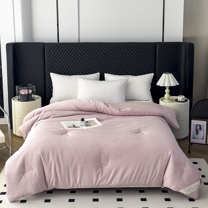 91家纺网 家纺一手货源 找家纺 置顶家纺 2024新款贡缎提花大豆纤维被子被芯--实拍图 串串格-浅豆沙