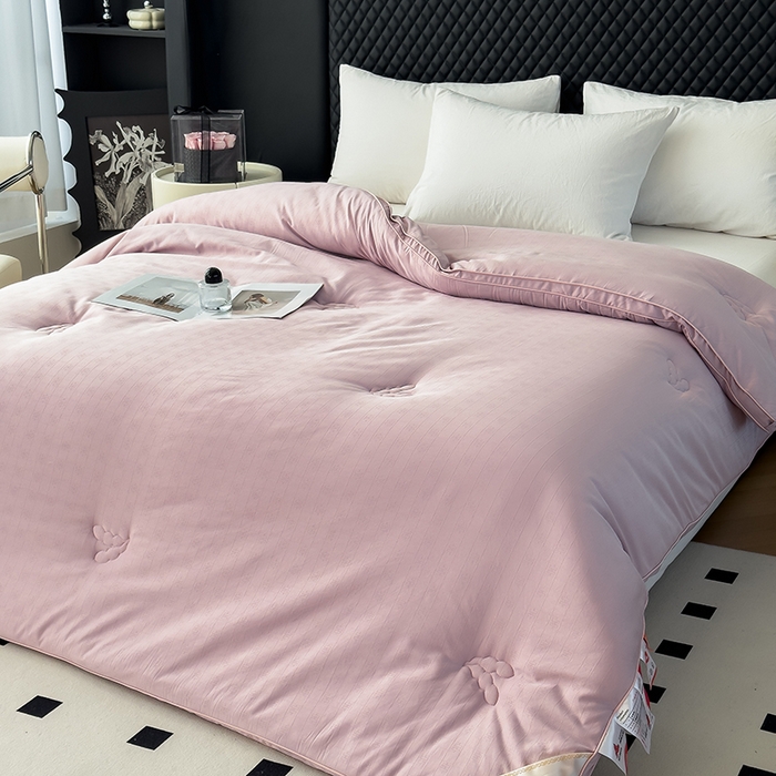 91家纺网 家纺一手货源 找家纺 置顶家纺 2024新款贡缎提花大豆纤维被子被芯--实拍图 串串格-浅豆沙