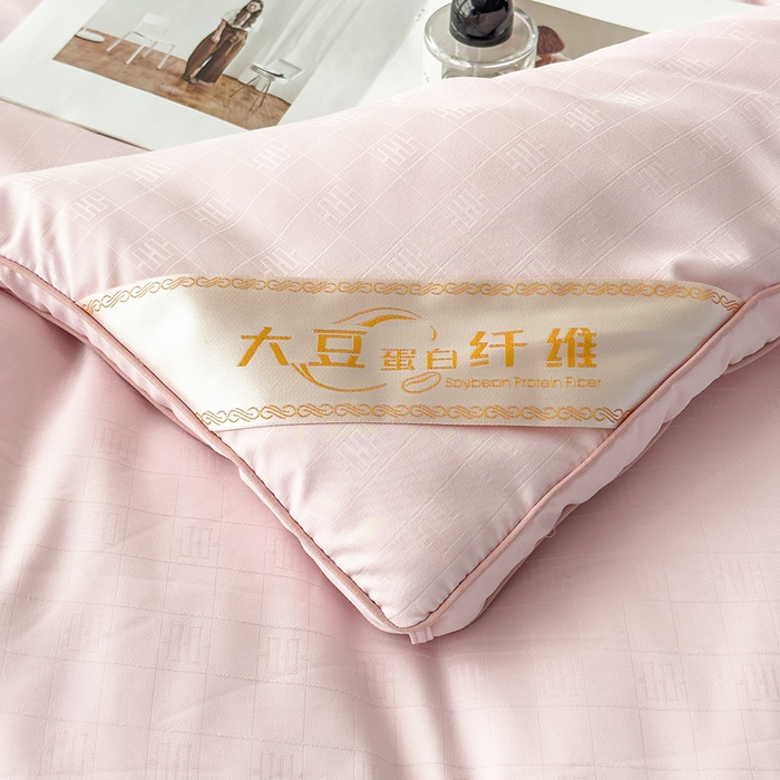 91家纺网 家纺一手货源 找家纺 置顶家纺 2024新款贡缎提花大豆纤维被子被芯--实拍图 串串格-果粉