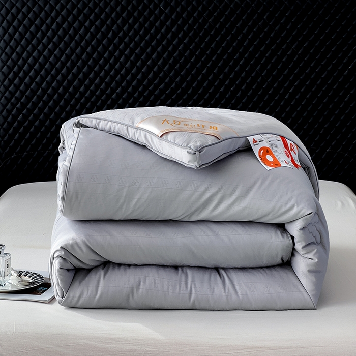 91家纺网 家纺一手货源 找家纺 置顶家纺 2024新款贡缎提花大豆纤维被子被芯--实拍图 串串格-经典灰