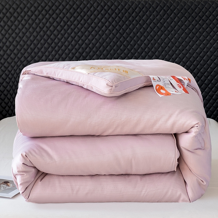 91家纺网 家纺一手货源 找家纺 置顶家纺 2024新款贡缎提花大豆纤维被子被芯--实拍图 串串格-浅豆沙