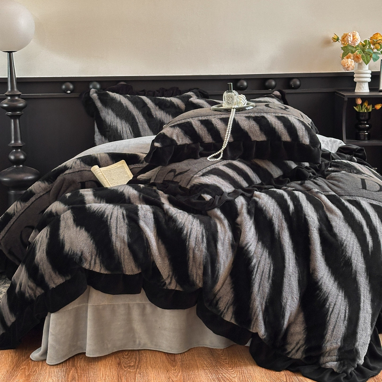 91家纺网 家纺一手货源 找家纺 晚爱家居  2025新款韩版黑色花边美拉德兔毛绒四件套高克重皮草兔绒牛奶绒四件套 条纹灰