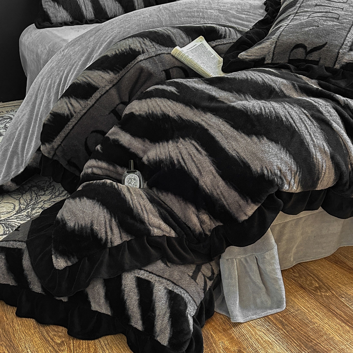 91家纺网 家纺一手货源 找家纺 晚爱家居  2025新款韩版黑色花边美拉德兔毛绒四件套高克重皮草兔绒牛奶绒四件套 条纹灰