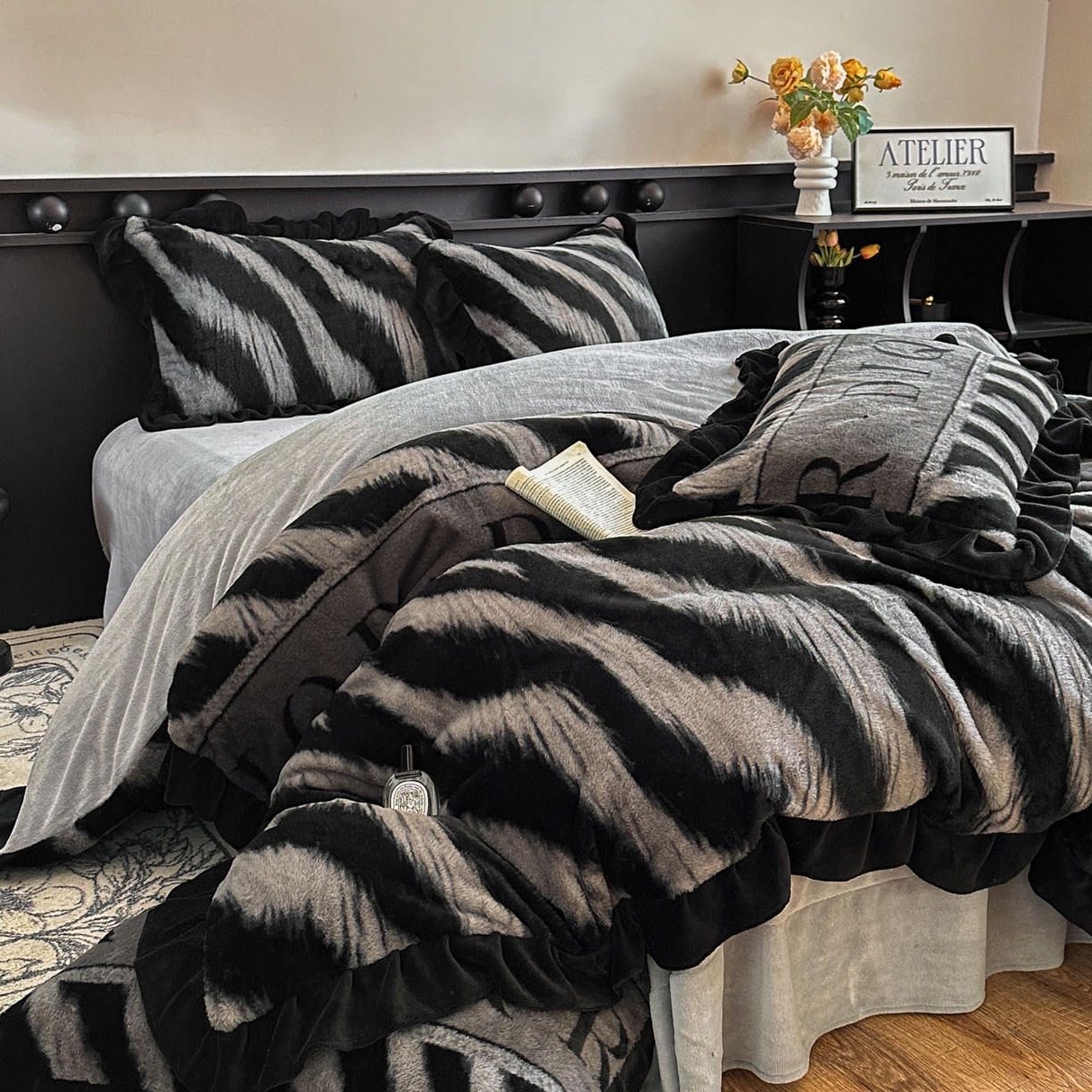 91家纺网 家纺一手货源 找家纺 晚爱家居  2025新款韩版黑色花边美拉德兔毛绒四件套高克重皮草兔绒牛奶绒四件套 条纹灰