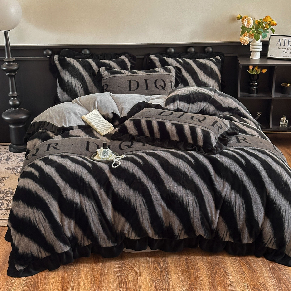 91家纺网 家纺一手货源 找家纺 晚爱家居  2025新款韩版黑色花边美拉德兔毛绒四件套高克重皮草兔绒牛奶绒四件套 条纹灰