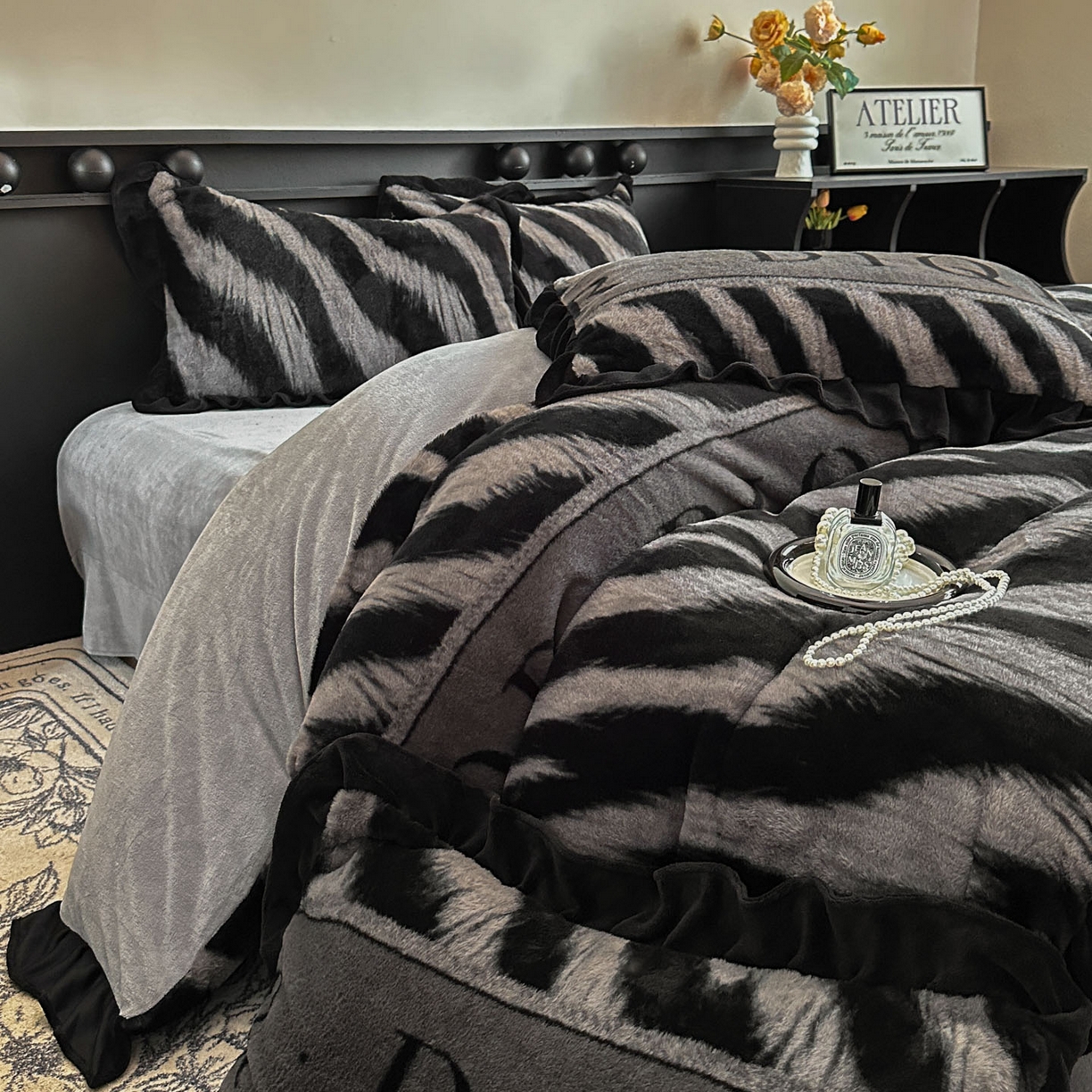 91家纺网 家纺一手货源 找家纺 晚爱家居  2025新款韩版黑色花边美拉德兔毛绒四件套高克重皮草兔绒牛奶绒四件套 条纹灰