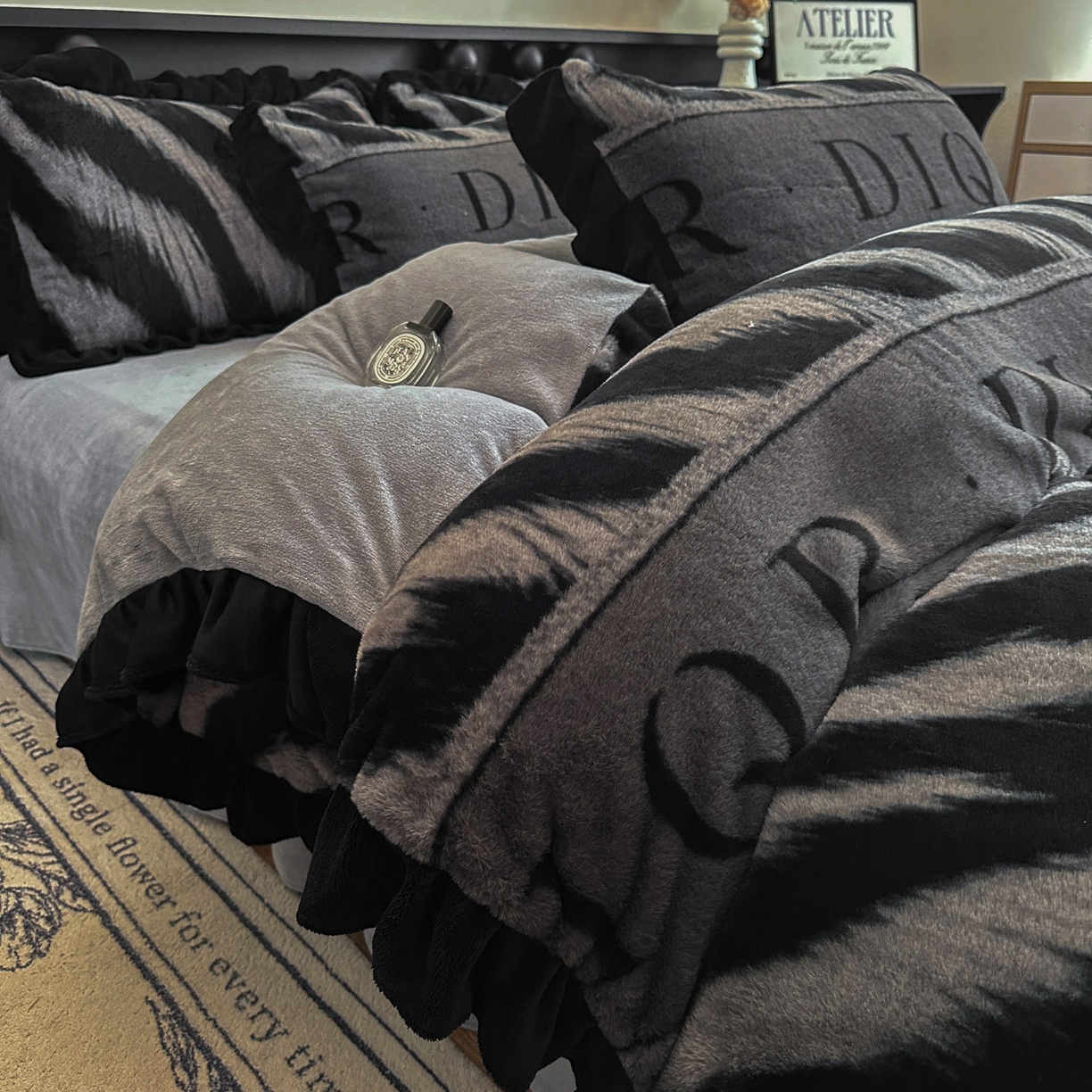 91家纺网 家纺一手货源 找家纺 晚爱家居  2025新款韩版黑色花边美拉德兔毛绒四件套高克重皮草兔绒牛奶绒四件套 条纹灰