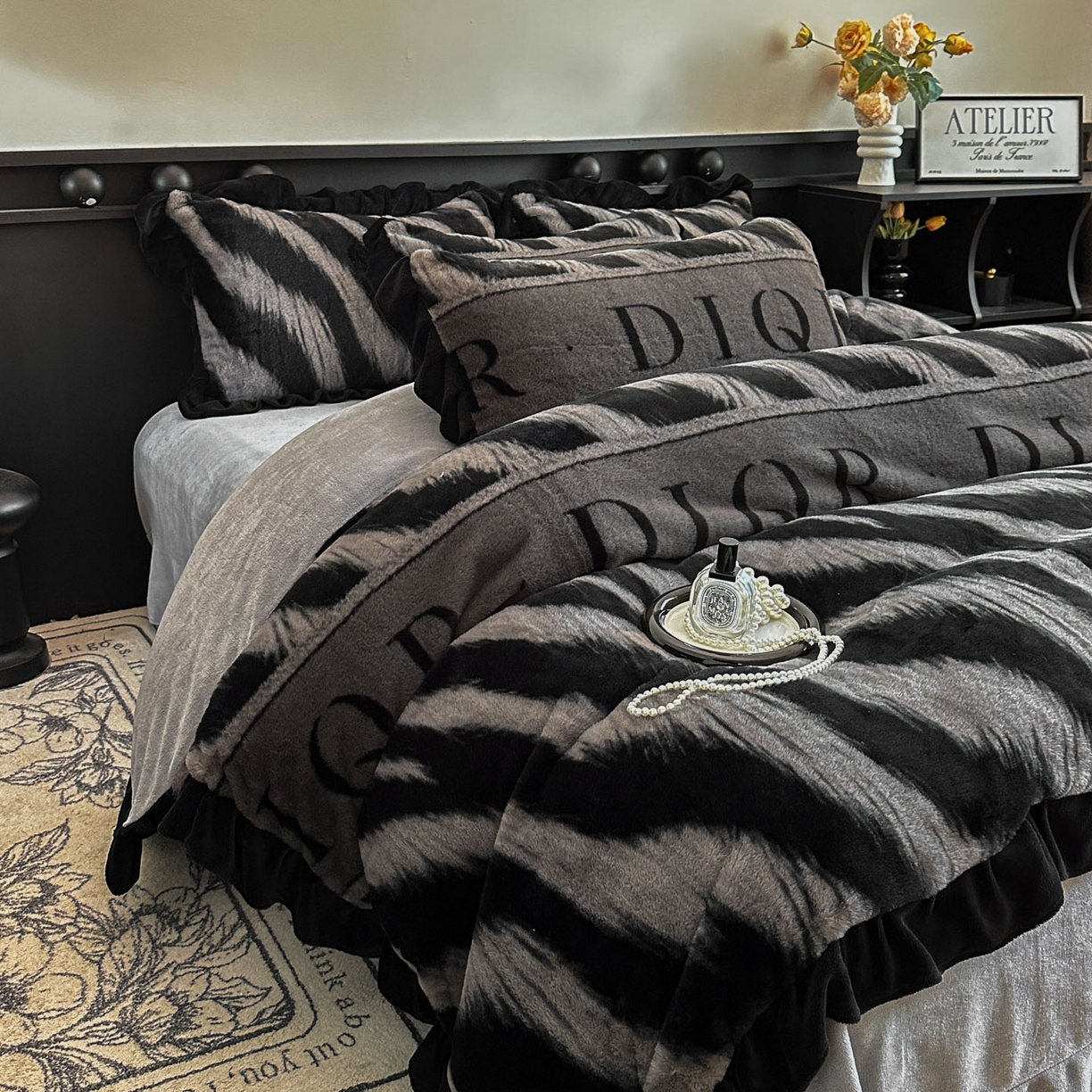 91家纺网 家纺一手货源 找家纺 晚爱家居  2025新款韩版黑色花边美拉德兔毛绒四件套高克重皮草兔绒牛奶绒四件套 条纹灰