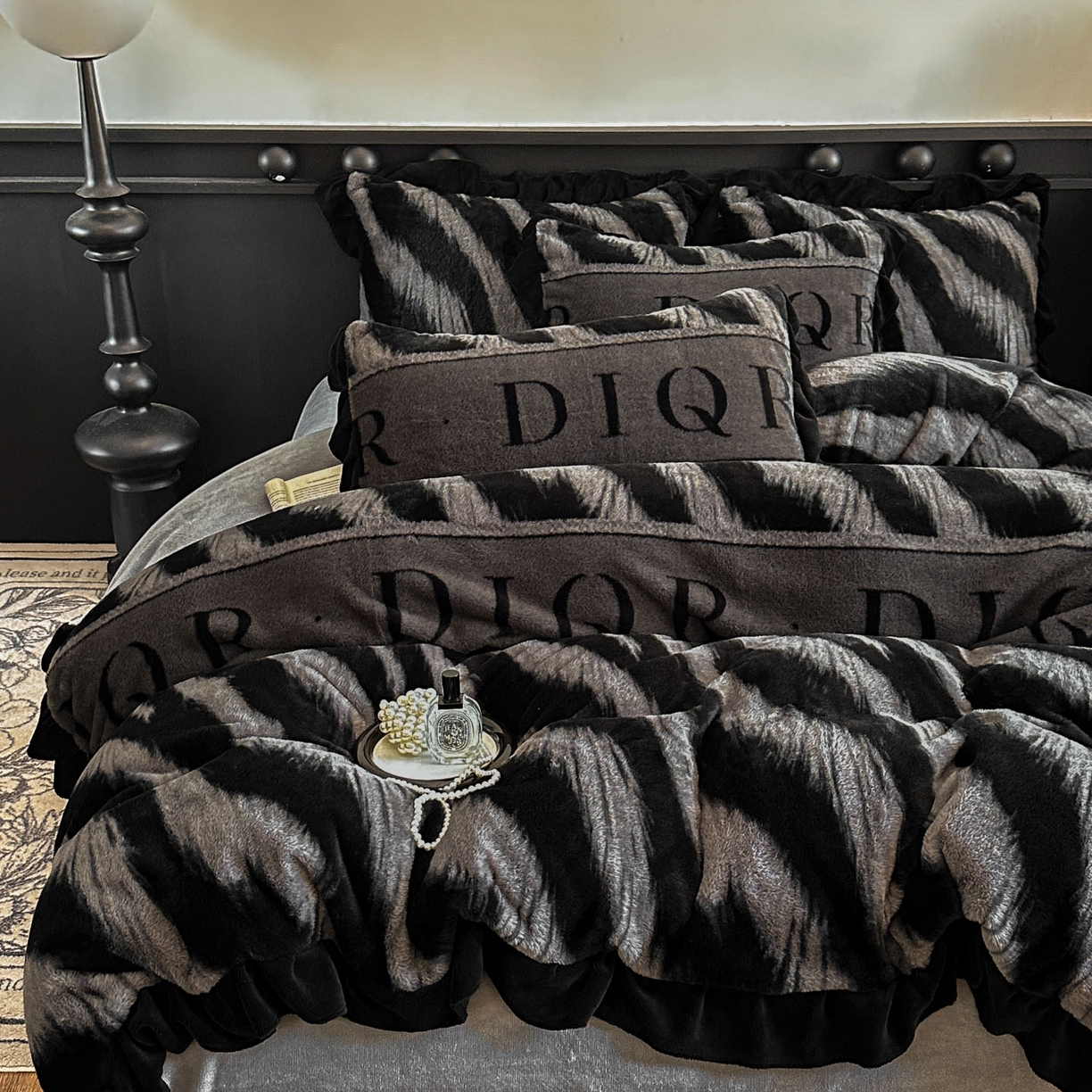 91家纺网 家纺一手货源 找家纺 晚爱家居  2025新款韩版黑色花边美拉德兔毛绒四件套高克重皮草兔绒牛奶绒四件套 条纹灰