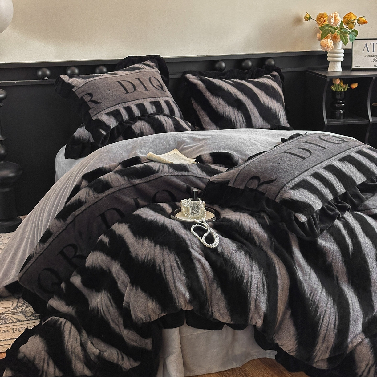 91家纺网 家纺一手货源 找家纺 晚爱家居  2025新款韩版黑色花边美拉德兔毛绒四件套高克重皮草兔绒牛奶绒四件套 条纹灰