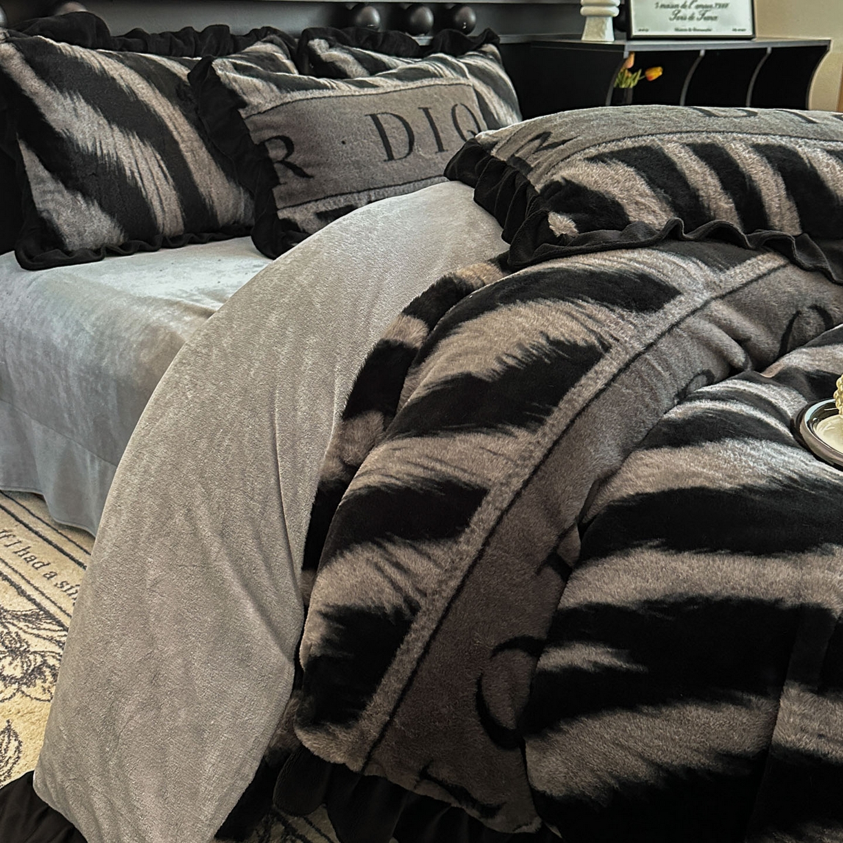 91家纺网 家纺一手货源 找家纺 晚爱家居  2025新款韩版黑色花边美拉德兔毛绒四件套高克重皮草兔绒牛奶绒四件套 条纹灰