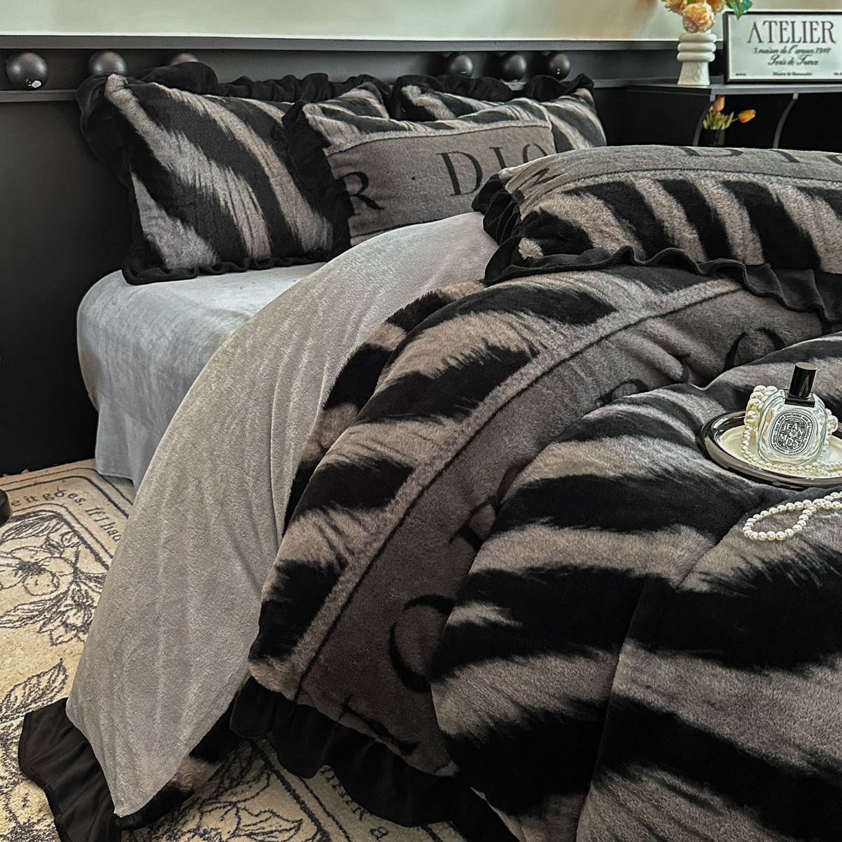91家纺网 家纺一手货源 找家纺 晚爱家居  2025新款韩版黑色花边美拉德兔毛绒四件套高克重皮草兔绒牛奶绒四件套 条纹灰