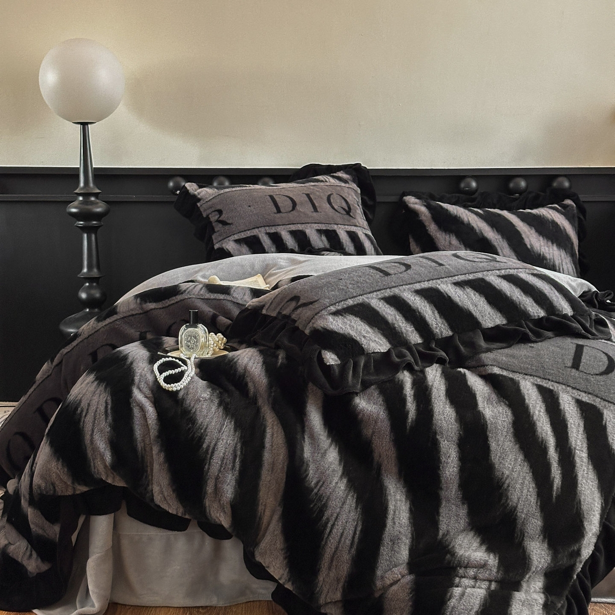 91家纺网 家纺一手货源 找家纺 晚爱家居  2025新款韩版黑色花边美拉德兔毛绒四件套高克重皮草兔绒牛奶绒四件套 条纹灰