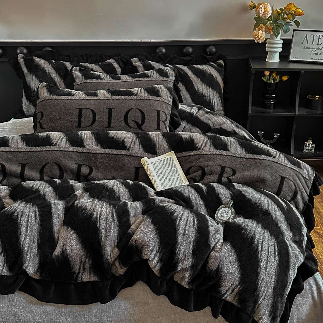 91家纺网 家纺一手货源 找家纺 晚爱家居  2025新款韩版黑色花边美拉德兔毛绒四件套高克重皮草兔绒牛奶绒四件套 条纹灰