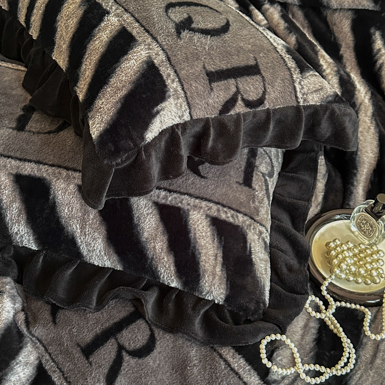 91家纺网 家纺一手货源 找家纺 晚爱家居  2025新款韩版黑色花边美拉德兔毛绒四件套高克重皮草兔绒牛奶绒四件套 条纹灰