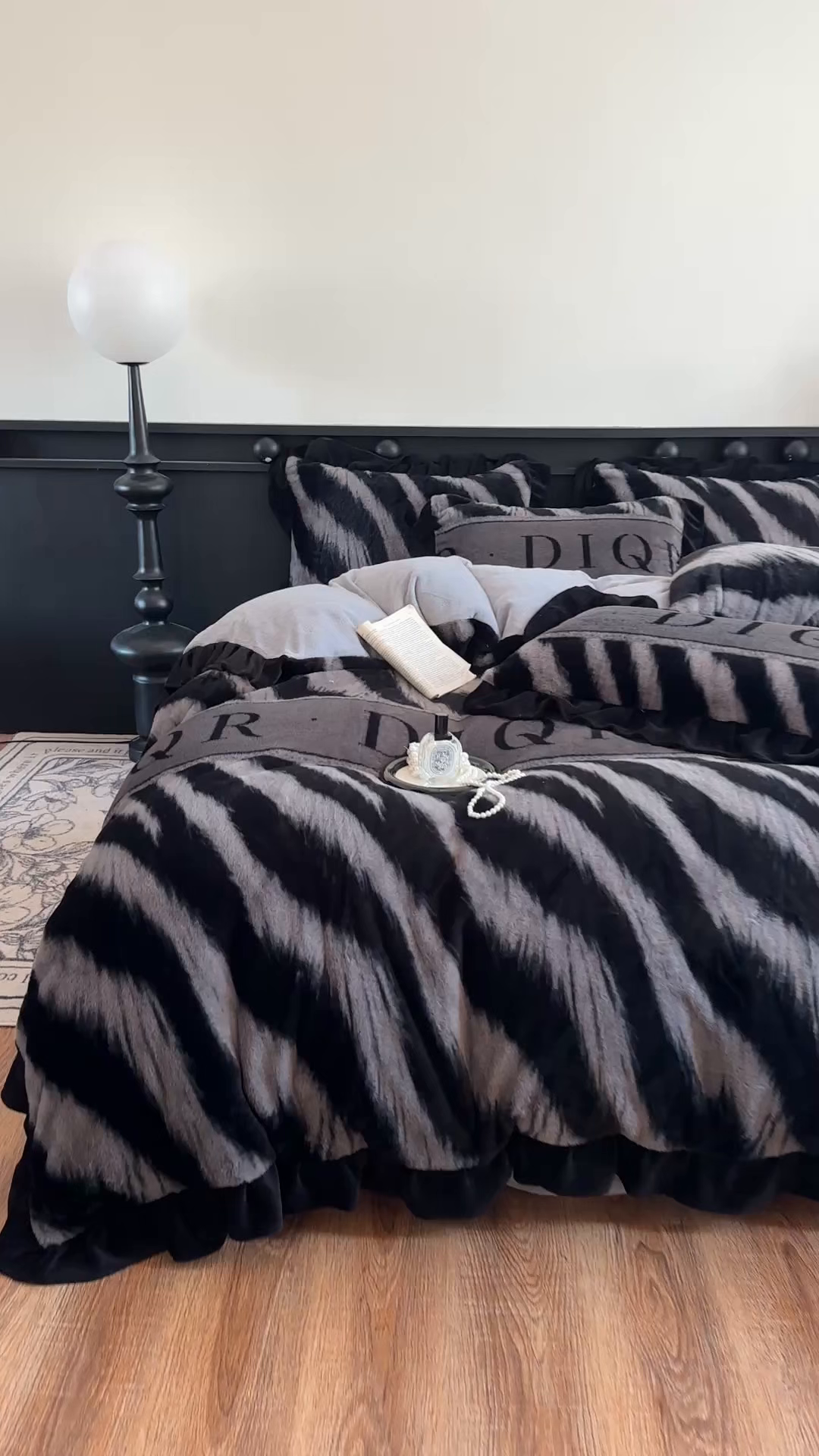 91家纺网 家纺一手货源 找家纺 晚爱家居  2025新款韩版黑色花边美拉德兔毛绒四件套高克重皮草兔绒牛奶绒四件套 条纹灰