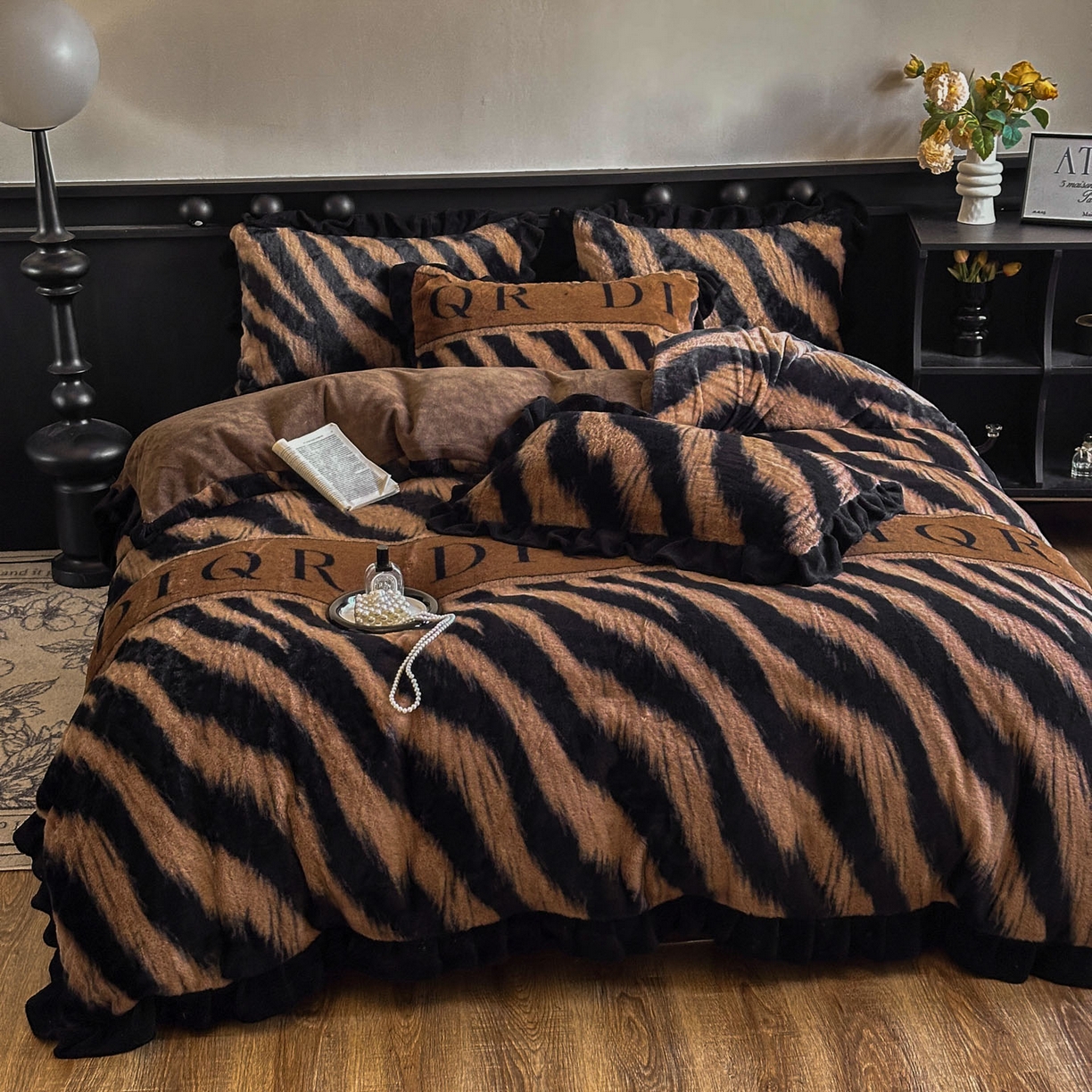 91家纺网 家纺一手货源 找家纺 晚爱家居  2025新款韩版黑色花边美拉德兔毛绒四件套高克重皮草兔绒牛奶绒四件套 条纹咖