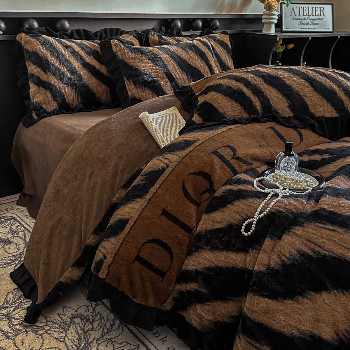91家纺网 家纺一手货源 找家纺 晚爱家居  2025新款韩版黑色花边美拉德兔毛绒四件套高克重皮草兔绒牛奶绒四件套 条纹咖