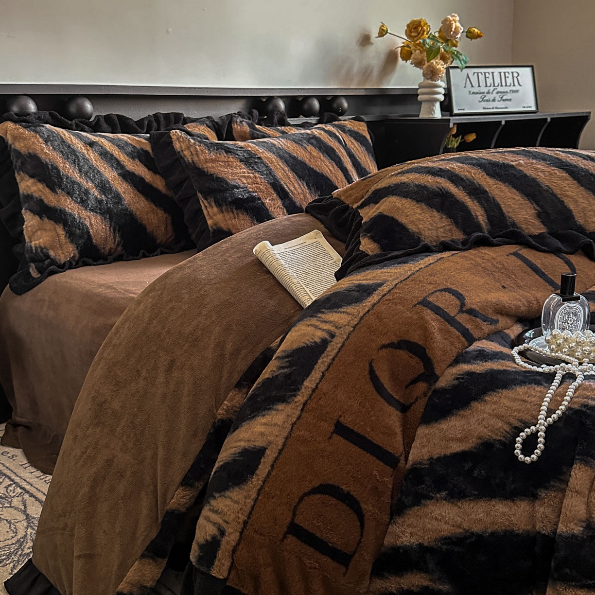 91家纺网 家纺一手货源 找家纺 晚爱家居  2025新款韩版黑色花边美拉德兔毛绒四件套高克重皮草兔绒牛奶绒四件套 条纹咖