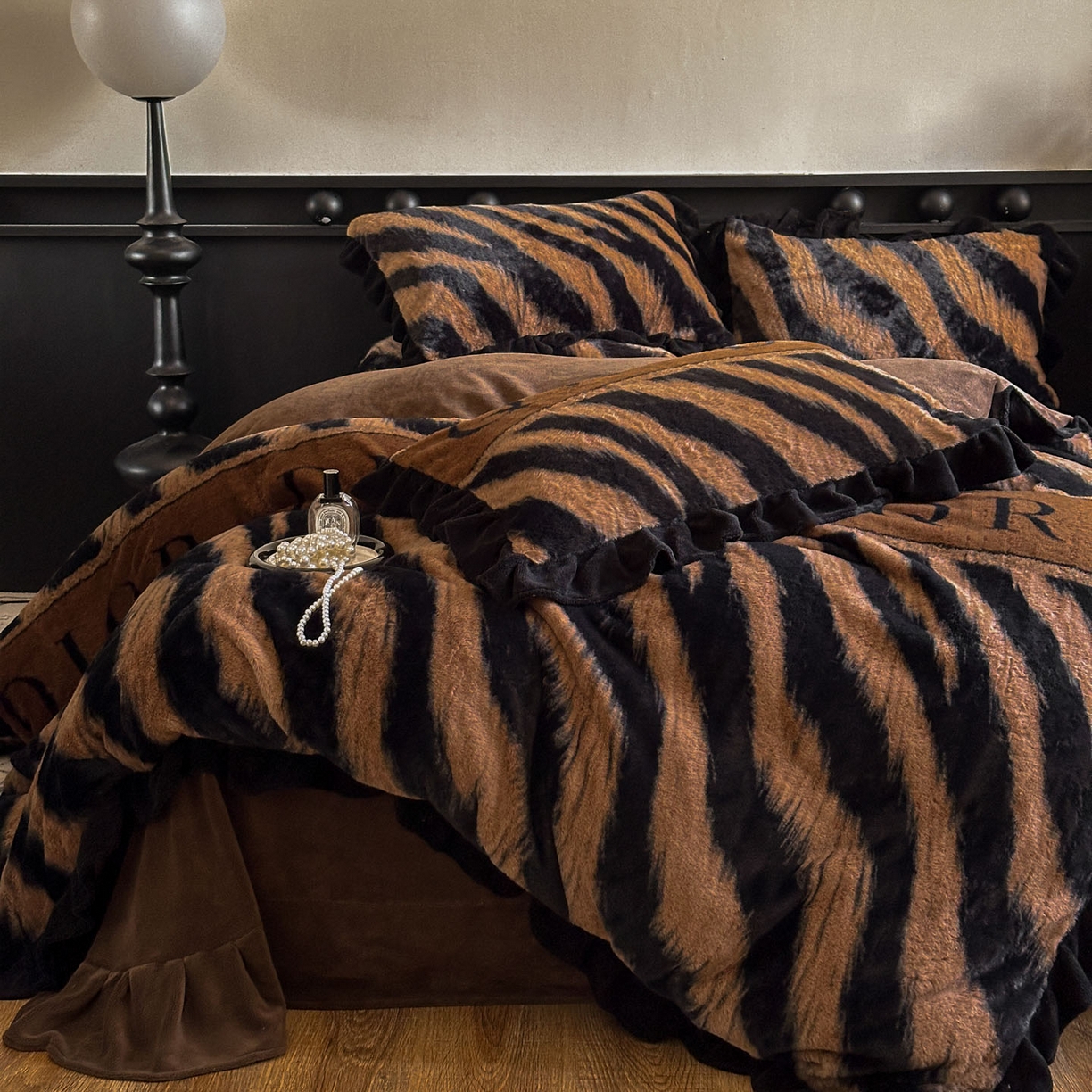 91家纺网 家纺一手货源 找家纺 晚爱家居  2025新款韩版黑色花边美拉德兔毛绒四件套高克重皮草兔绒牛奶绒四件套 条纹咖