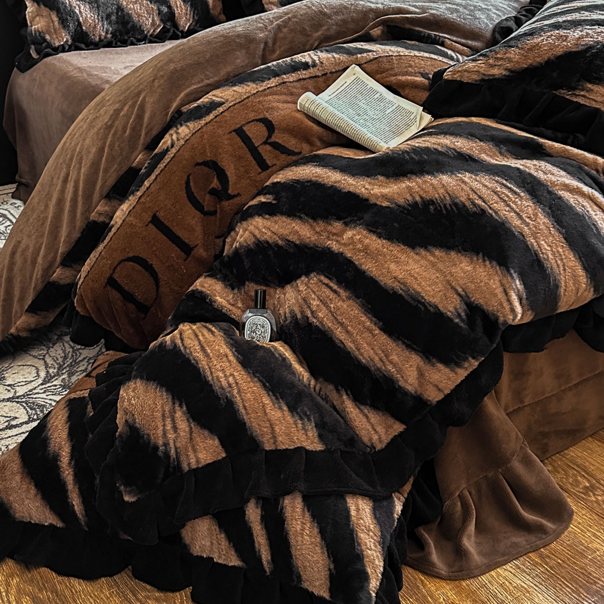 91家纺网 家纺一手货源 找家纺 晚爱家居  2025新款韩版黑色花边美拉德兔毛绒四件套高克重皮草兔绒牛奶绒四件套 条纹咖