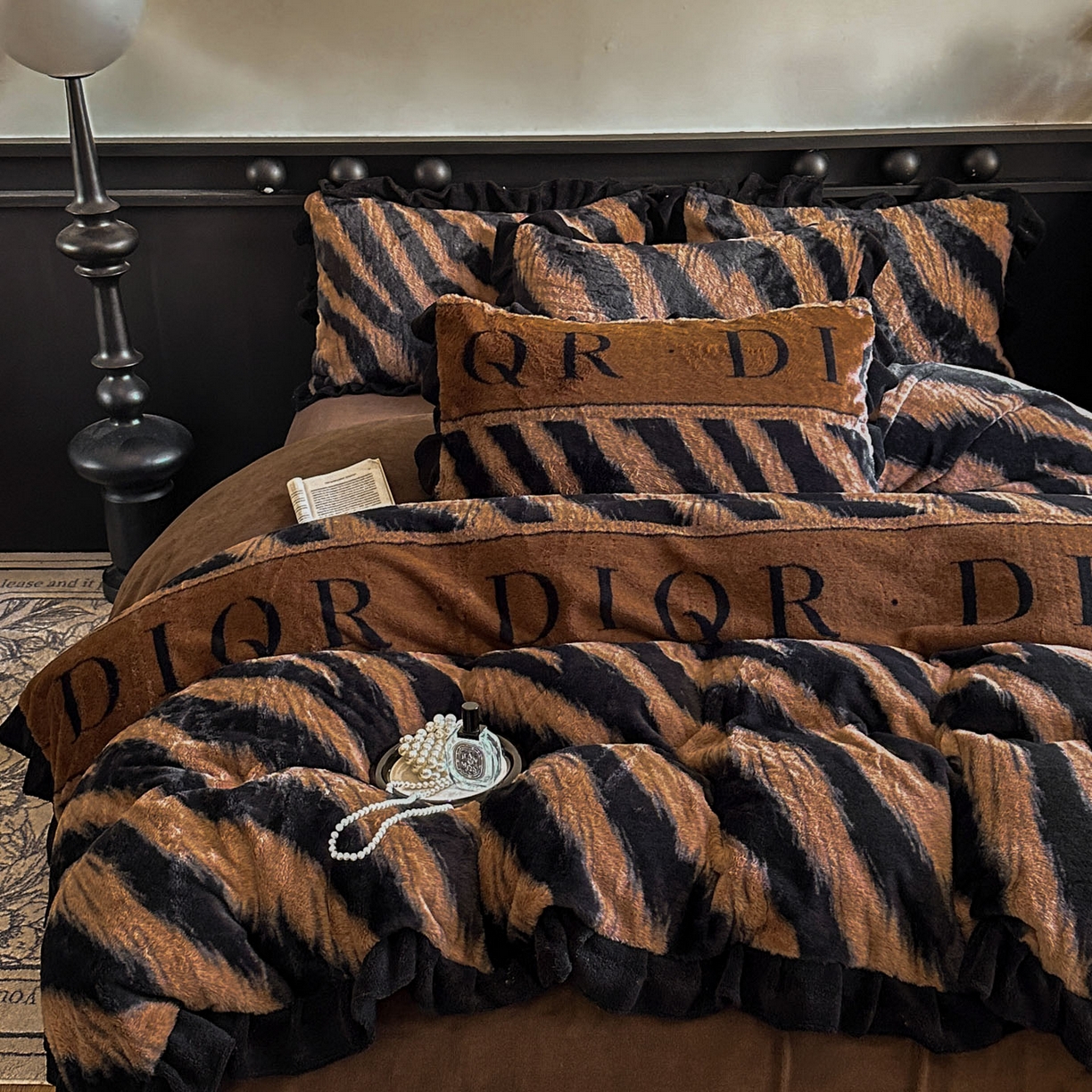 91家纺网 家纺一手货源 找家纺 晚爱家居  2025新款韩版黑色花边美拉德兔毛绒四件套高克重皮草兔绒牛奶绒四件套 条纹咖