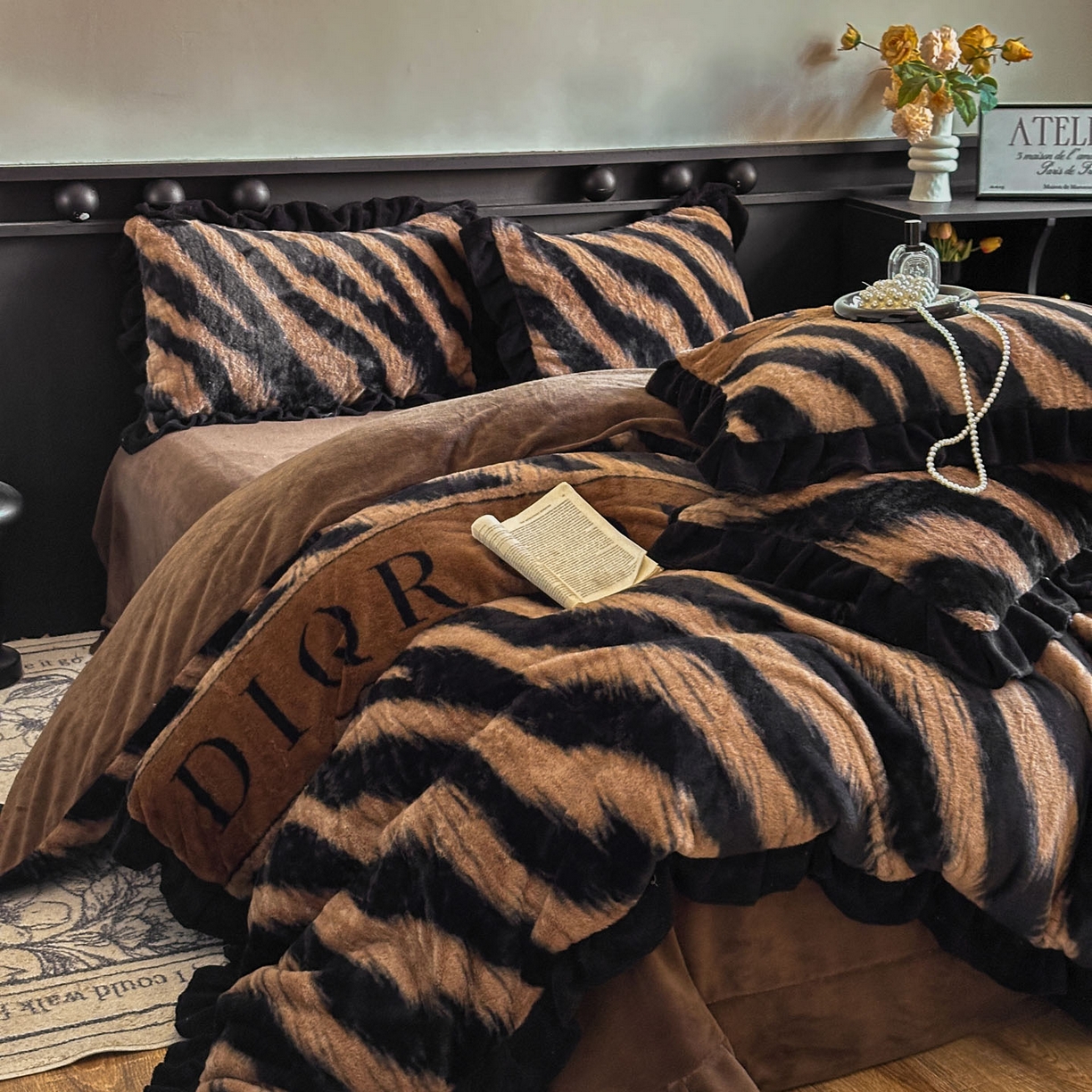 91家纺网 家纺一手货源 找家纺 晚爱家居  2025新款韩版黑色花边美拉德兔毛绒四件套高克重皮草兔绒牛奶绒四件套 条纹咖