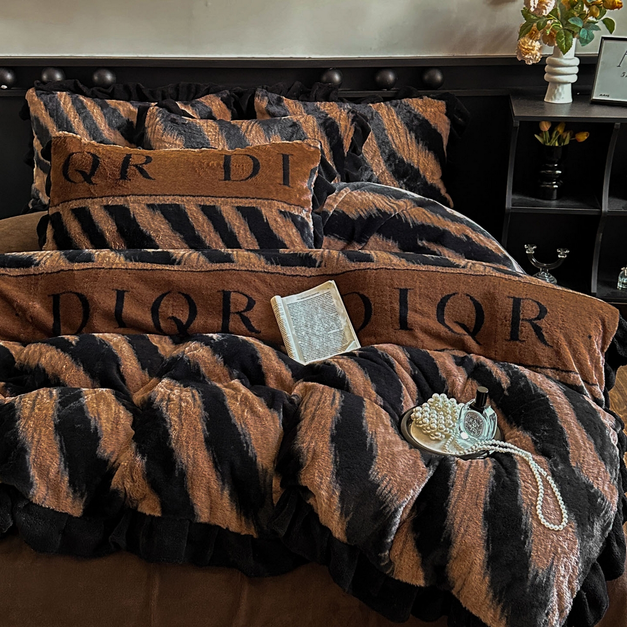 91家纺网 家纺一手货源 找家纺 晚爱家居  2025新款韩版黑色花边美拉德兔毛绒四件套高克重皮草兔绒牛奶绒四件套 条纹咖