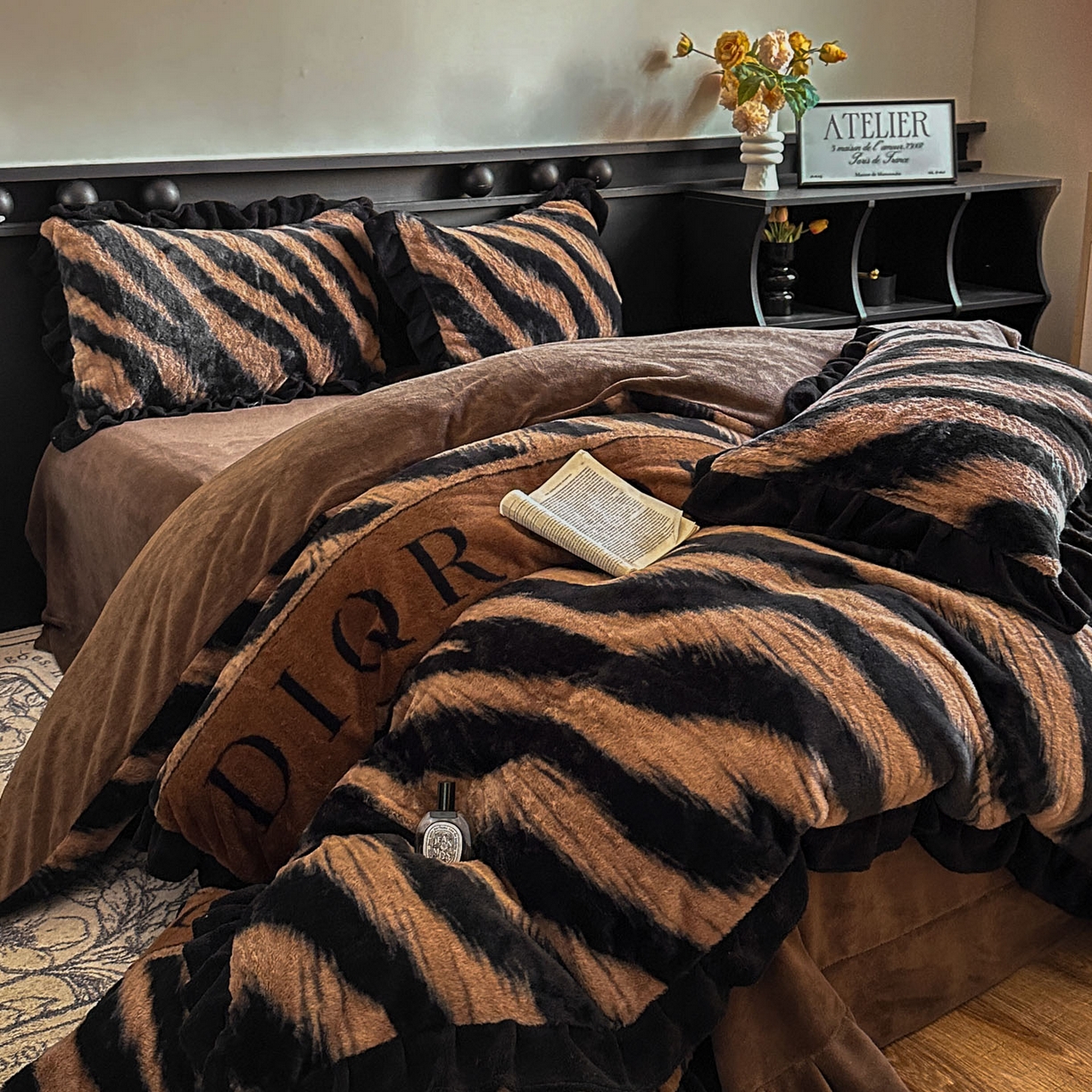 91家纺网 家纺一手货源 找家纺 晚爱家居  2025新款韩版黑色花边美拉德兔毛绒四件套高克重皮草兔绒牛奶绒四件套 条纹咖