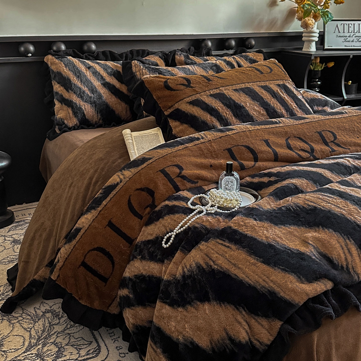 91家纺网 家纺一手货源 找家纺 晚爱家居  2025新款韩版黑色花边美拉德兔毛绒四件套高克重皮草兔绒牛奶绒四件套 条纹咖