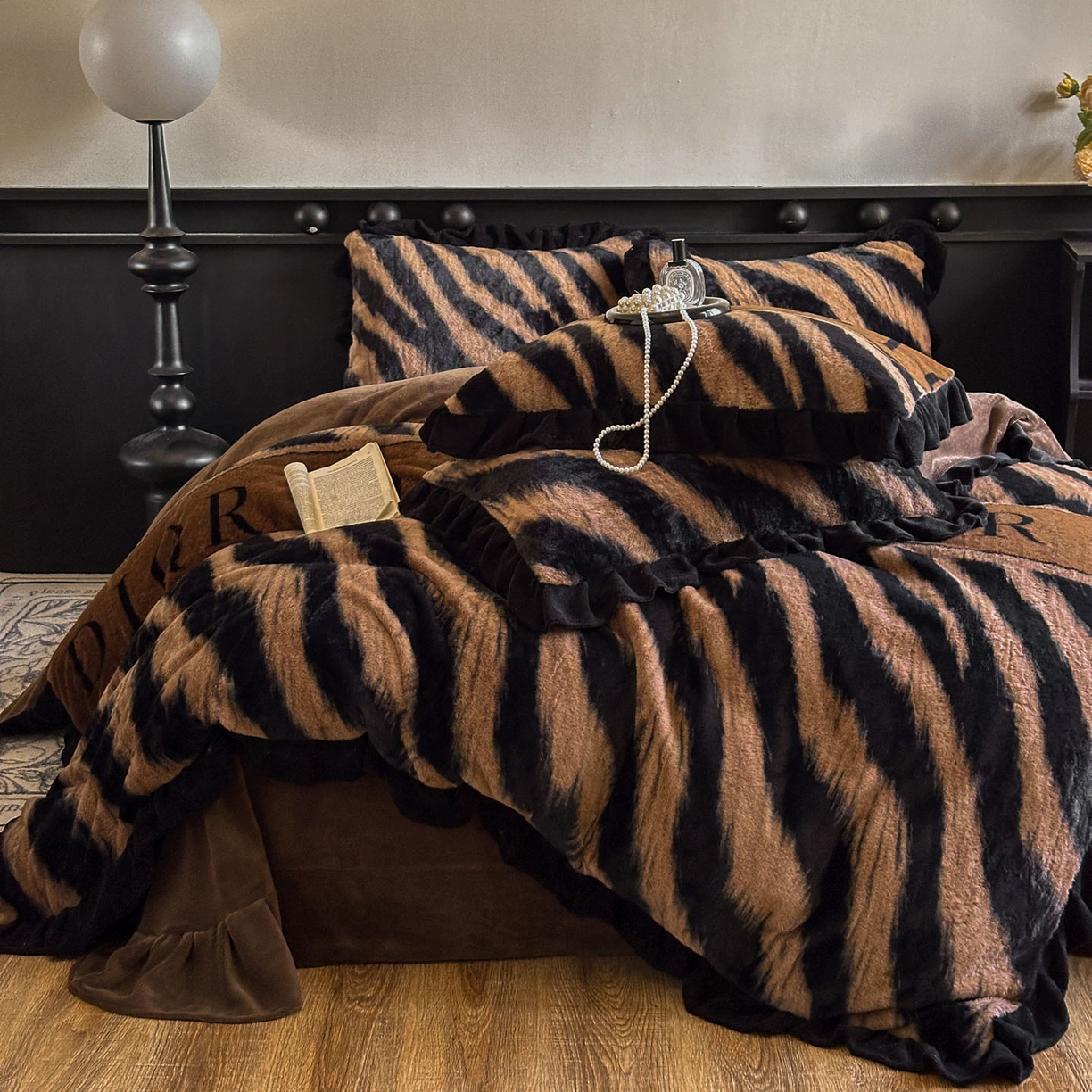 91家纺网 家纺一手货源 找家纺 晚爱家居  2025新款韩版黑色花边美拉德兔毛绒四件套高克重皮草兔绒牛奶绒四件套 条纹咖