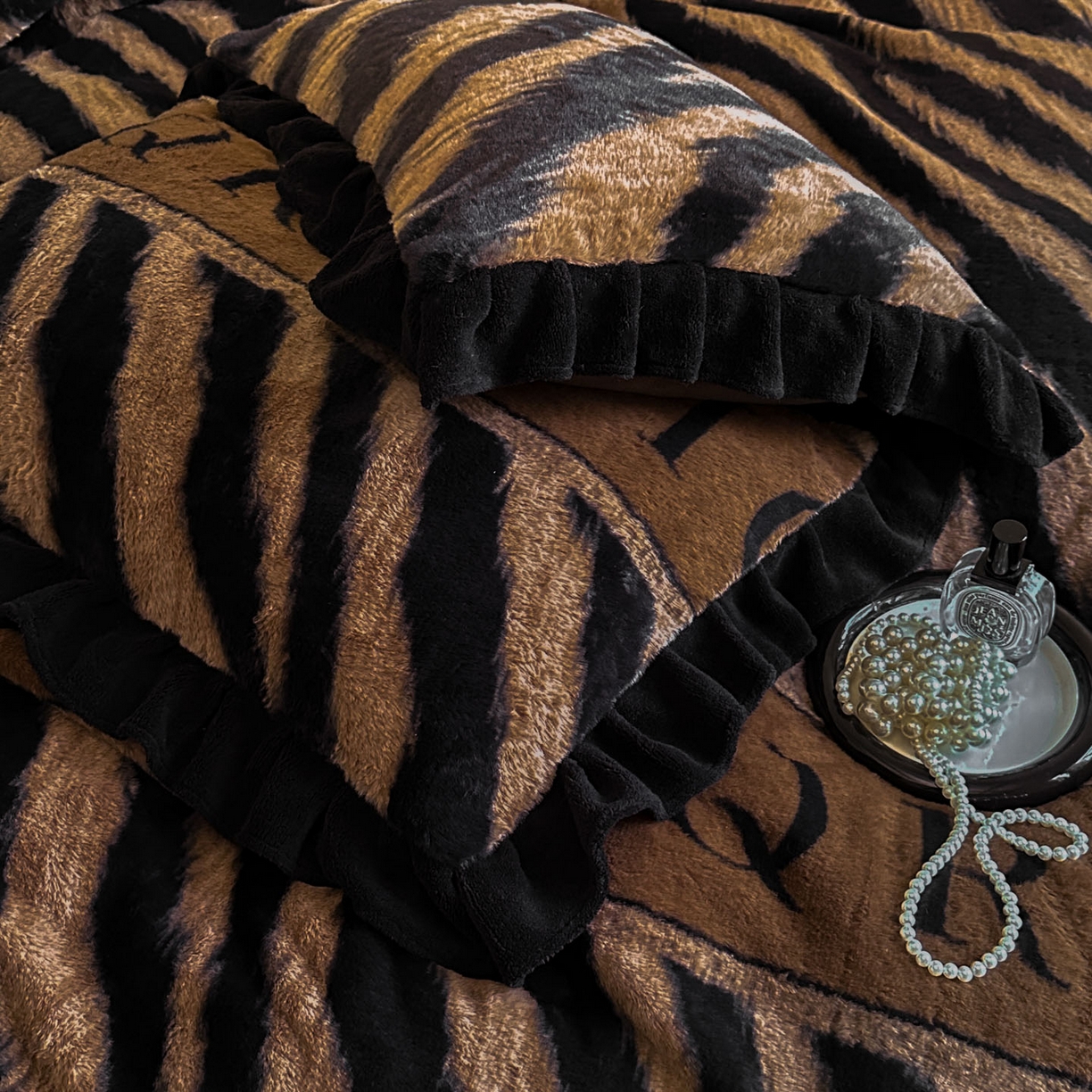 91家纺网 家纺一手货源 找家纺 晚爱家居  2025新款韩版黑色花边美拉德兔毛绒四件套高克重皮草兔绒牛奶绒四件套 条纹咖