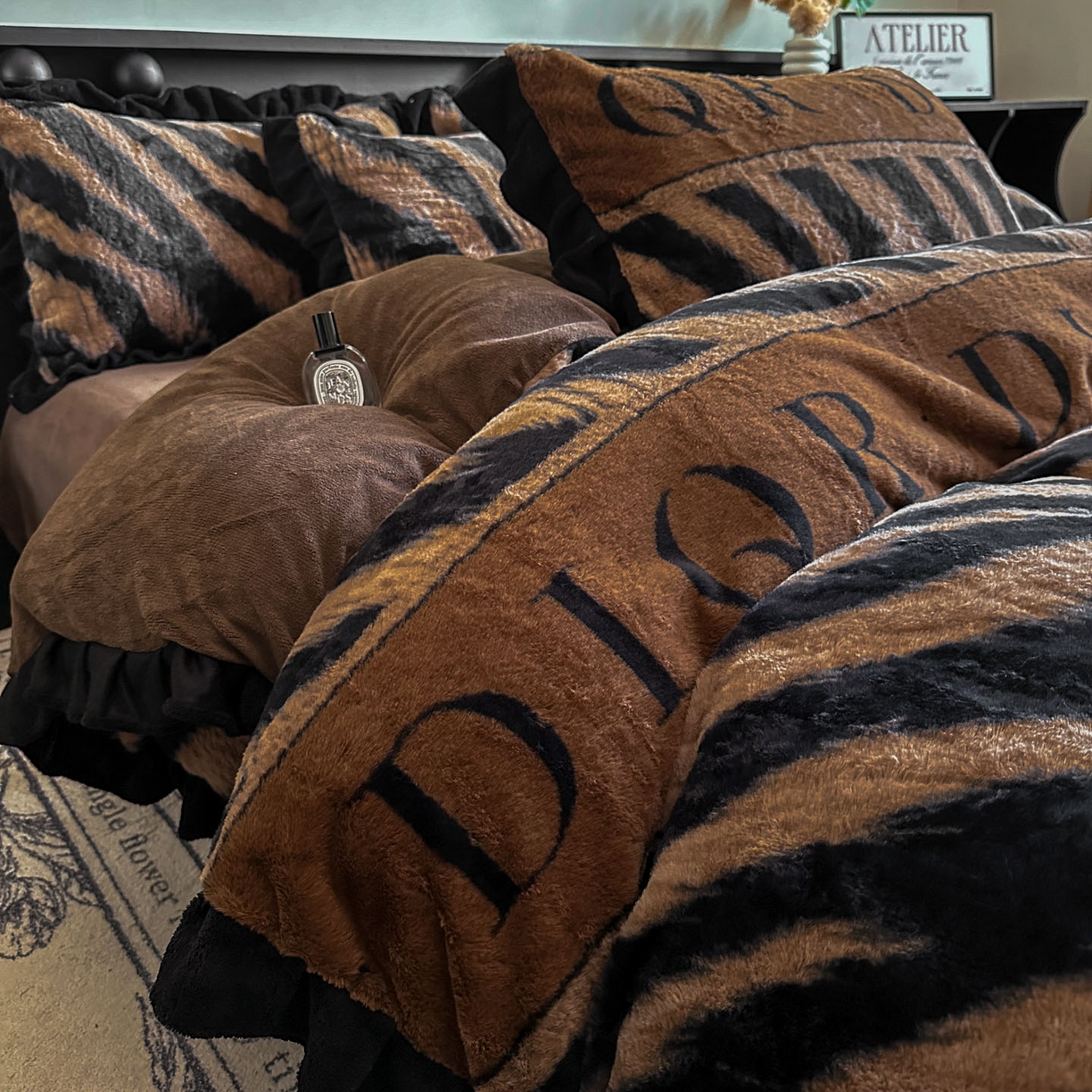 91家纺网 家纺一手货源 找家纺 晚爱家居  2025新款韩版黑色花边美拉德兔毛绒四件套高克重皮草兔绒牛奶绒四件套 条纹咖