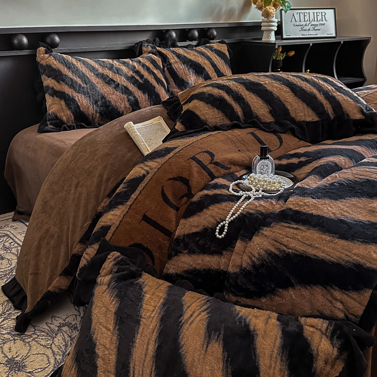 91家纺网 家纺一手货源 找家纺 晚爱家居  2025新款韩版黑色花边美拉德兔毛绒四件套高克重皮草兔绒牛奶绒四件套 条纹咖