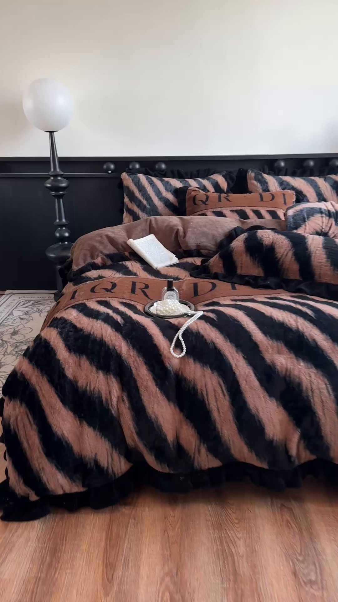 91家纺网 家纺一手货源 找家纺 晚爱家居  2025新款韩版黑色花边美拉德兔毛绒四件套高克重皮草兔绒牛奶绒四件套 条纹咖