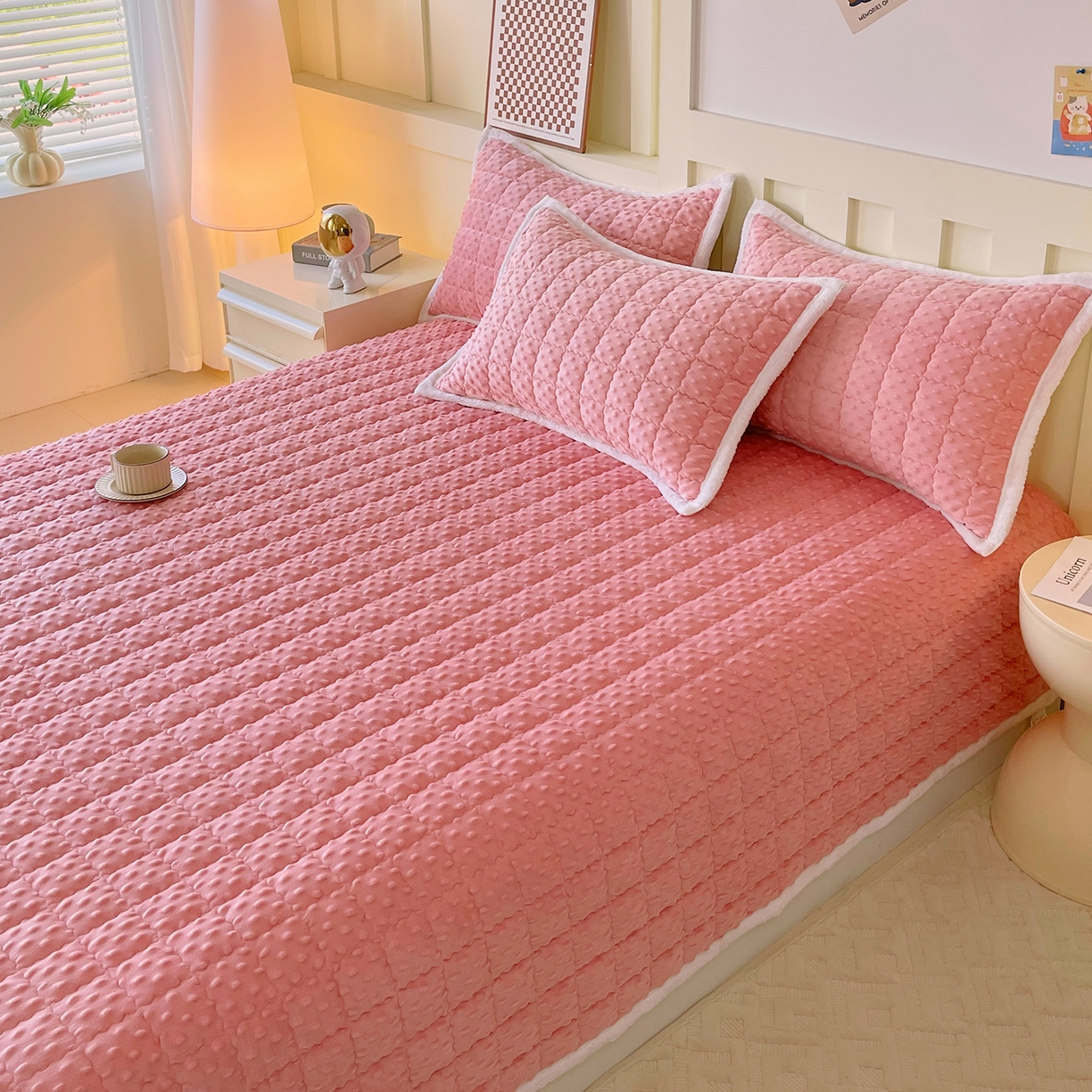 91家纺网 家纺一手货源 找家纺 金鑫汇家纺 2025秋冬纯色豆豆绒床褥垫系列-加大床 加大床豆豆绒床褥垫粉色