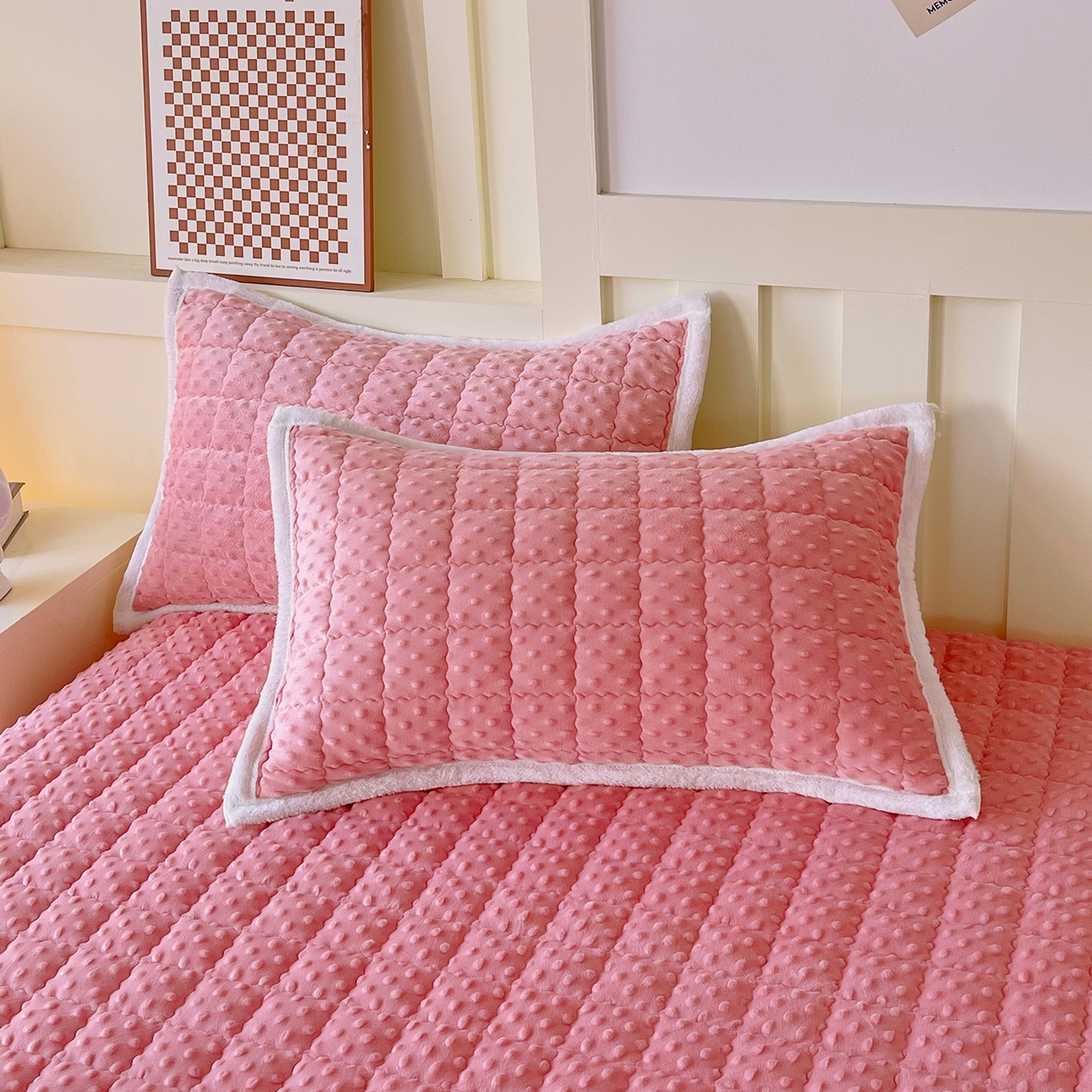 91家纺网 家纺一手货源 找家纺 金鑫汇家纺 2025秋冬纯色豆豆绒床褥垫系列-加大床 加大床豆豆绒床褥垫粉色